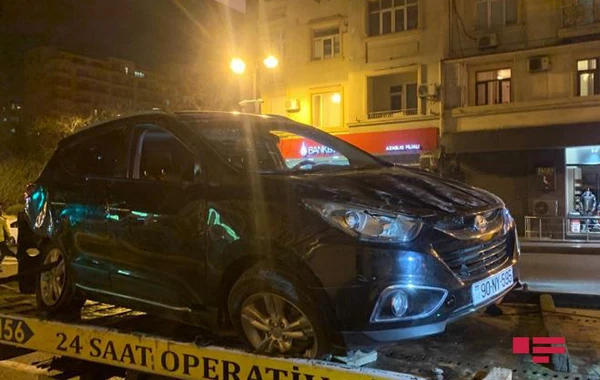 В Баку перевернулся автомобиль - ВИДЕО
