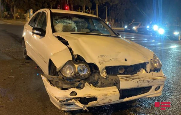 Bakıda avtomobil qəzaya uğrayaraq aşıb - FOTO/VİDEO
