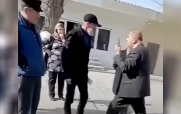 Rasim Məmmədovun vətəndaşın üzünə tüpürdüyü VİDEO yayıldı