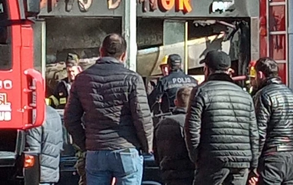 Пожар в известной донерной в Баку - ФОТО