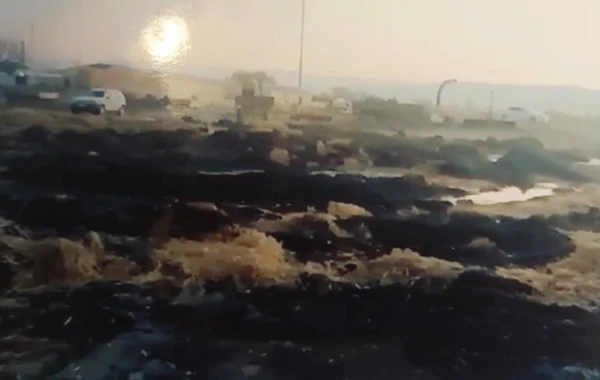 Kirvəlikdən imtina etdiyinə görə "cəzalandırdı" - 190 minlik ot bağlamalarını yandırdı - FOTO