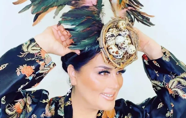 Elza Seyidcahan başına yumurtalar qoydu - FOTO
