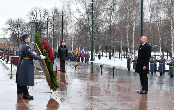 Президент Ильхам Алиев посетил в Москве могилу Неизвестного солдата - ВИДЕО