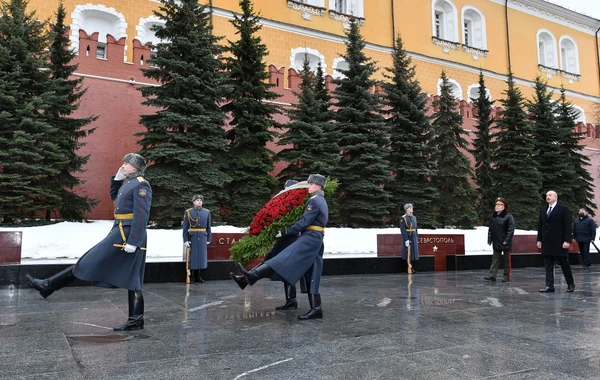 Президент Ильхам Алиев посетил в Москве могилу Неизвестного солдата - ВИДЕО