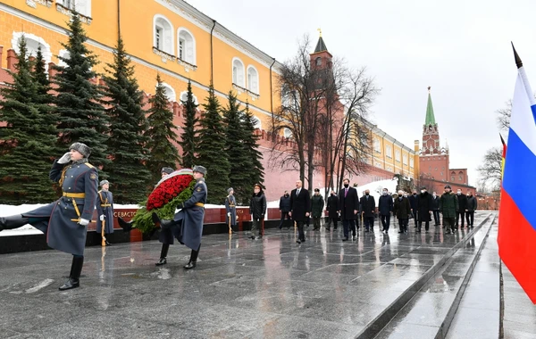 Президент Ильхам Алиев посетил в Москве могилу Неизвестного солдата - ВИДЕО