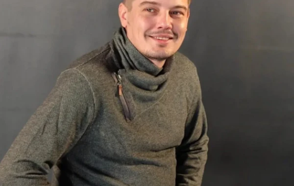 Küçədə səfil həyatı sürən Arda Kural yeni görünüşü ilə təəccübləndirdi - FOTO