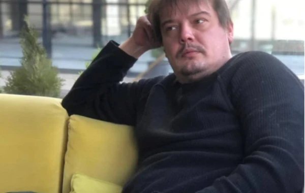 Küçədə səfil həyatı sürən Arda Kural yeni görünüşü ilə təəccübləndirdi - FOTO