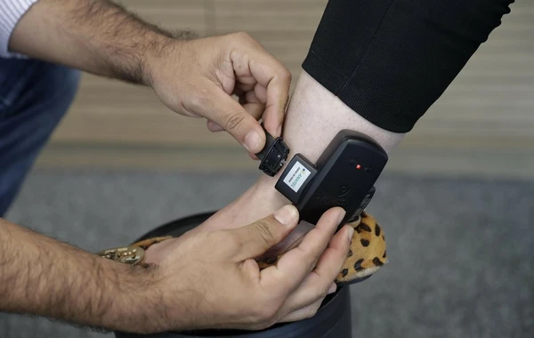Azərbaycanda nazirliyin keçmiş vəzifəli şəxsinə elektron qolbaq taxıldı