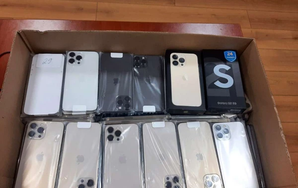 Azərbaycan gömrükçüləri külli miqdarda "iPhone" telefonu müsadirə edib - FOTO