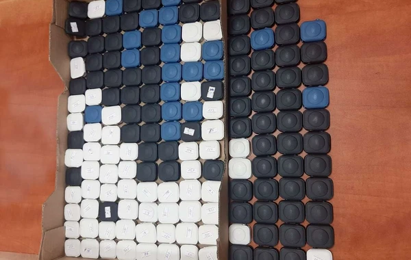 Azərbaycan gömrükçüləri külli miqdarda "iPhone" telefonu müsadirə edib - FOTO