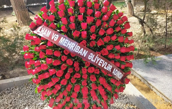 İlham Əliyev və Mehriban Əliyeva Əlibaba Məmmədovun dəfn mərasiminə əklil göndərib - FOTO