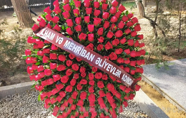 Ильхам Алиев и Мехрибан Алиева отправили венок на похороны Алибабы Мамедова - ФОТО