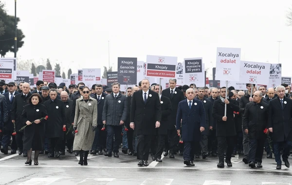 İlham Əliyev və Mehriban Əliyeva Xocalı soyqırımının ildönümü ilə əlaqədar yürüşdə - FOTO