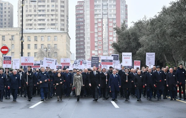 İlham Əliyev və Mehriban Əliyeva Xocalı soyqırımının ildönümü ilə əlaqədar yürüşdə - FOTO