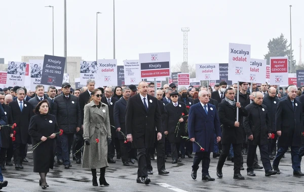 İlham Əliyev və Mehriban Əliyeva Xocalı soyqırımının ildönümü ilə əlaqədar yürüşdə - FOTO