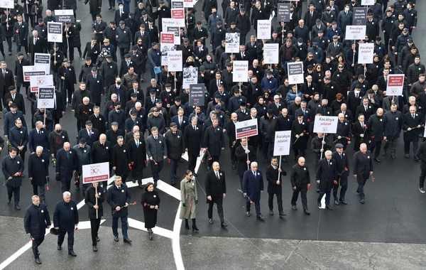 Ильхам Алиев и Мехрибан Алиева на шествии в связи с 30-й годовщиной Ходжалинского геноцида