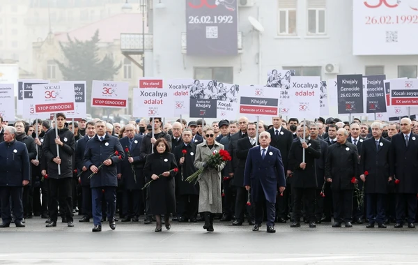 Ильхам Алиев и Мехрибан Алиева на шествии в связи с 30-й годовщиной Ходжалинского геноцида