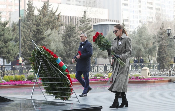 Ильхам Алиев и Мехрибан Алиева на шествии в связи с 30-й годовщиной Ходжалинского геноцида