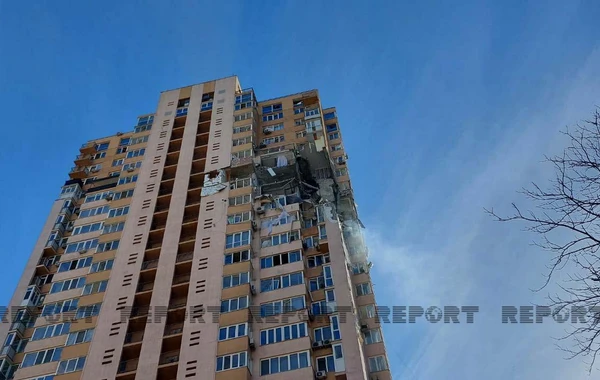 Kiyevin raket düşən yaşayış binasının yerləşdiyi ərazidən FOTOREPORTAJ
