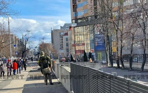 Kiyevin raket düşən yaşayış binasının yerləşdiyi ərazidən FOTOREPORTAJ