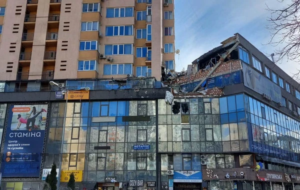 Kiyevin raket düşən yaşayış binasının yerləşdiyi ərazidən FOTOREPORTAJ