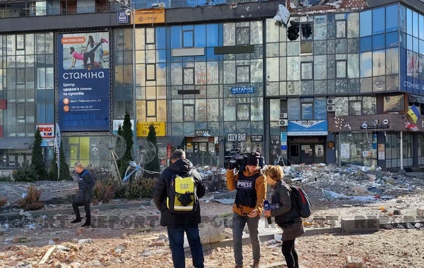 Kiyevin raket düşən yaşayış binasının yerləşdiyi ərazidən FOTOREPORTAJ