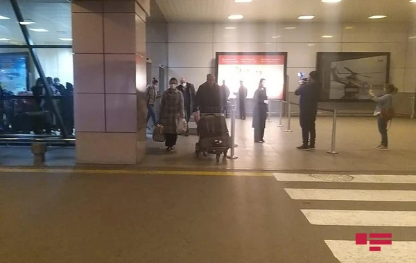 Ukraynada olan Azərbaycan vətəndaşlarının bir qismi Bakıya qayıtdı - FOTO