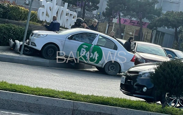 Bakıda kuryer qəzaya uğradı - FOTO