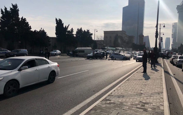 ДТП парализовало движение на центральном проспекте Баку - ФОТО