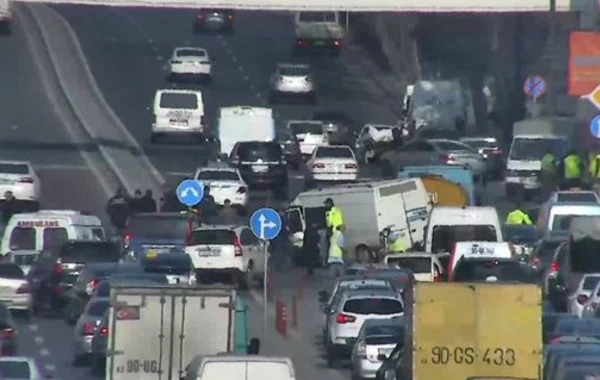 ДТП парализовало движение на центральном проспекте Баку - ФОТО