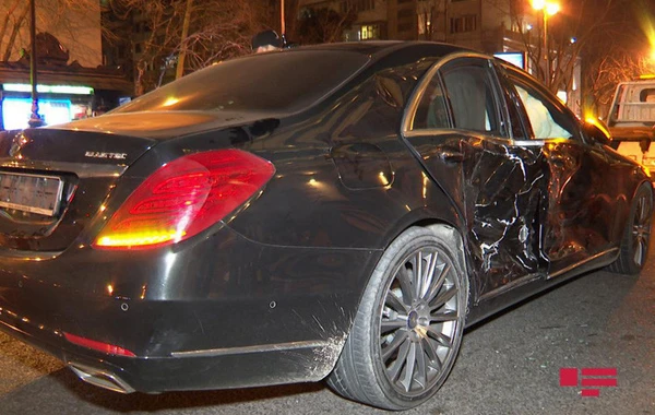 В Баку Gelandewagen врезался в Mercedes - ВИДЕО