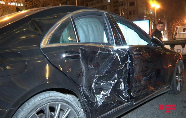 В Баку Gelandewagen врезался в Mercedes - ВИДЕО