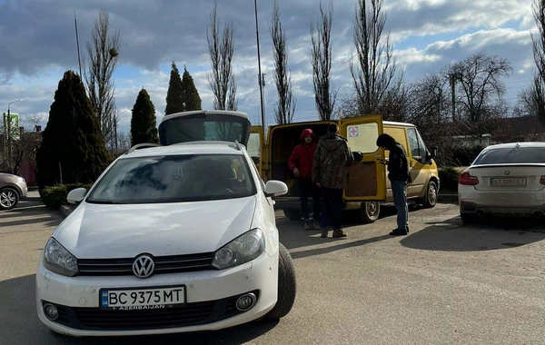 Azərbaycanlı gənclər Ukraynada humanitar aksiyaya start verib - FOTO