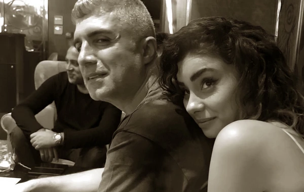 49 yaşlı Özcan 25 yaşlı iranlı model sevgilisi ilə evlənir - FOTO/VİDEO