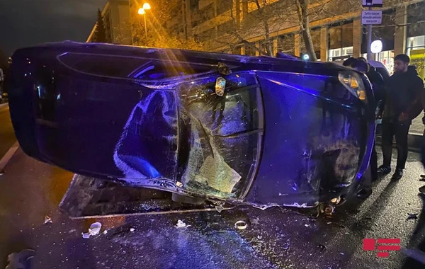 Bakıda avtomobil üç maşına dəyərək aşıb - FOTO