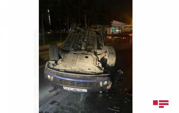 Bakıda avtomobil üç maşına dəyərək aşıb - FOTO