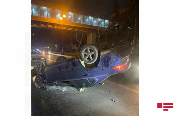 В Баку водитель разбил три авто и перевернулся - ВИДЕО