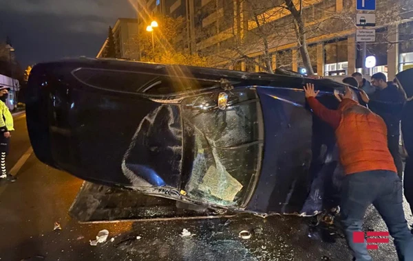 В Баку водитель разбил три авто и перевернулся - ВИДЕО