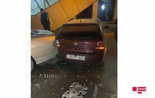 В Баку водитель разбил три авто и перевернулся - ВИДЕО