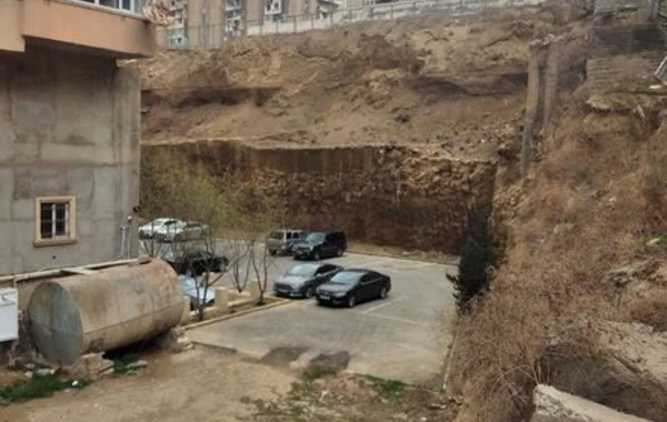 Bakıda təhlükəli vəziyyət: Məktəblilər risk altındadır - FOTO
