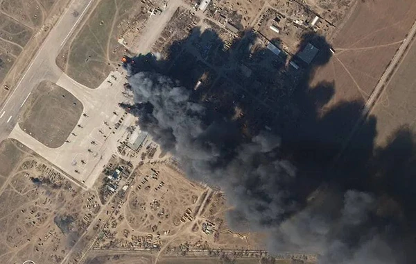 Ukrayna ordusu Xersonda rusların istifadə etdiyi aeroportu bombalayıb - YENİLƏNİB - FOTO