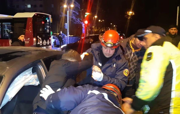 В Баку столкнулись три автомобиля, есть пострадавшие - ВИДЕО