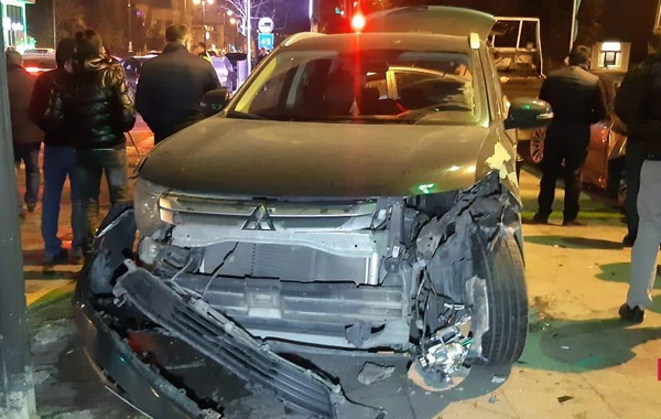 В Баку столкнулись три автомобиля, есть пострадавшие - ВИДЕО