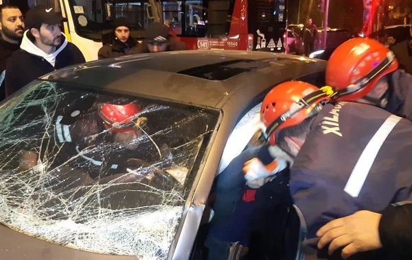 В Баку столкнулись три автомобиля, есть пострадавшие - ВИДЕО