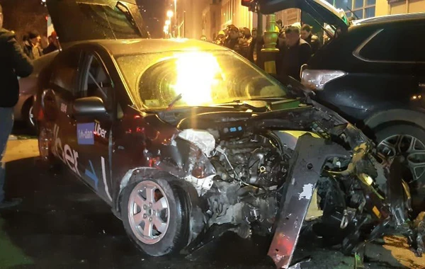 В Баку столкнулись три автомобиля, есть пострадавшие - ВИДЕО