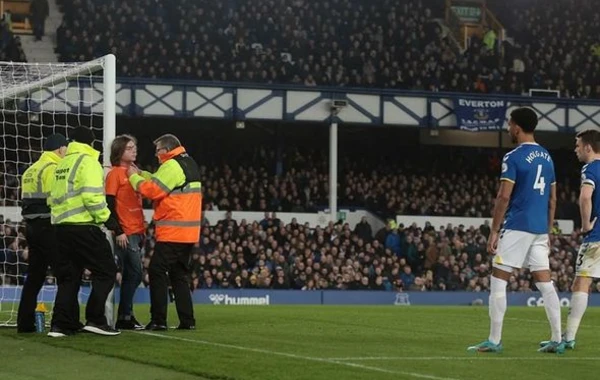 “Qarabağ”ın sabiq qapıçısı qəribə hadisə ilə üzləşdi: İzləyici meydana atıldı, boğazını dirəyə bağladı - FOTO