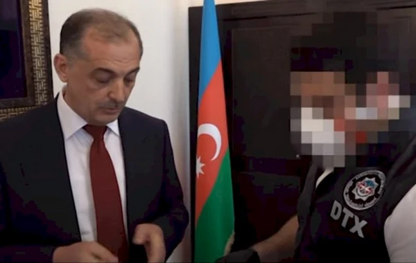 "Vilyam müəllim, başına dönüm,  kişi kimi danışaq da, 5 min manatı vermişəm"