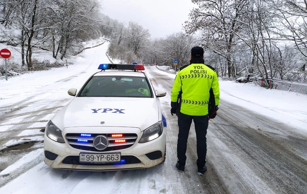 Yol polisləri qarlı havada sürücülərə kömək ediblər - FOTO