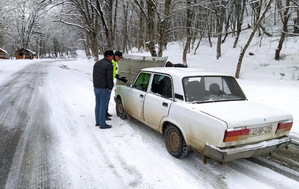 Yol polisləri qarlı havada sürücülərə kömək ediblər - FOTO