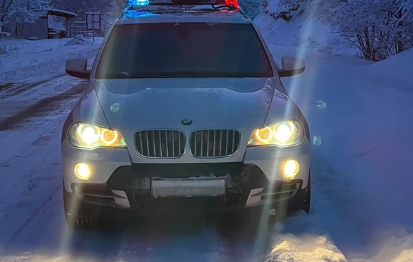 Yol polisləri qarlı havada sürücülərə kömək ediblər - FOTO